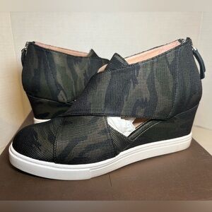 Linea Paolo Brown Black Green Camo Fabric Cutout Wedge Sneaker Size 6